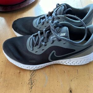 Nike Revolution 5 Men’s 11.5 like new